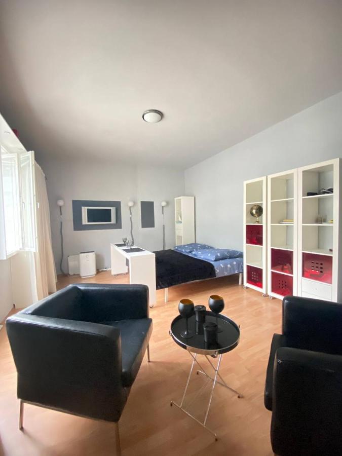 Cozy Modern Apartment With Small Balcony In The Heart Of Berlín Exterior foto